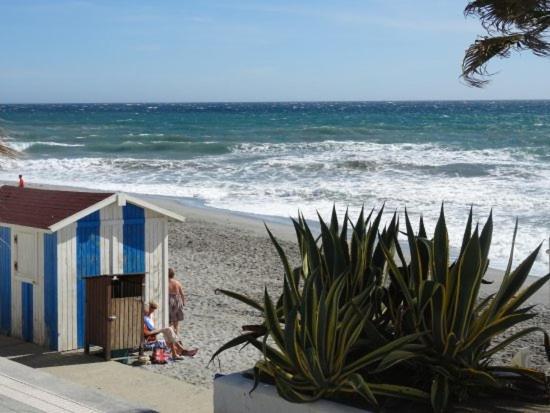 1 Bedroom Beachfront Apartment At Torecilla Beach Nerja Esterno foto